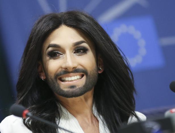BELGIUM EU PARLIAMENT HOMOPHOBIA Conchita Wurst lächelt vor einer Europafahne.