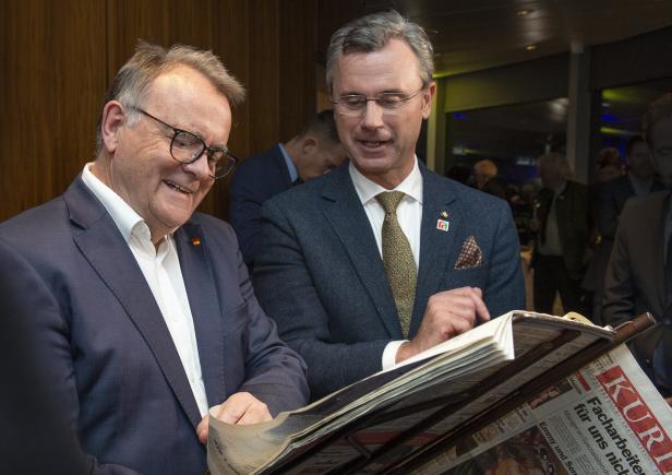 Norbert Hofer übergibt Niessl im Zuge der Verabschiedung durch den Tourismusverband eine KURIER-Ausgabe vom Tag der Angelobung Niessls im Jahr 2000.