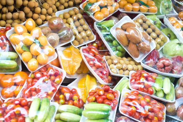 Symbolbild: Abgepacktes Obst und Gemüse in Plastik