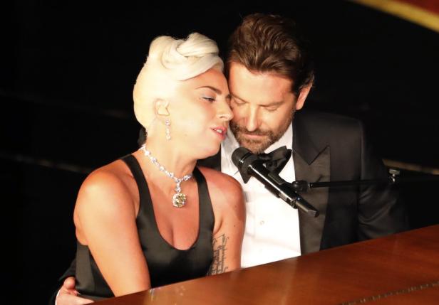 Insider: Lady Gaga soll bei Bradley Cooper eingezogen sein