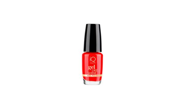 Eine Flasche roter Nagellack der Marke iQ Cosmetics.