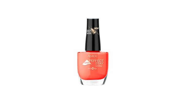 Eine Flasche korallfarbener Nagellack der Marke Astor Perfect Stay.