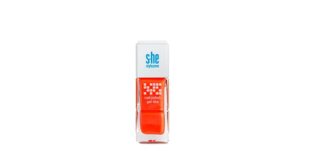 Eine Flasche orangefarbener Nagellack der Marke „s.he stylezone“.