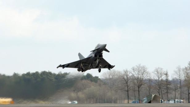Ein Eurofighter Typhoon hebt von einer Startbahn ab.