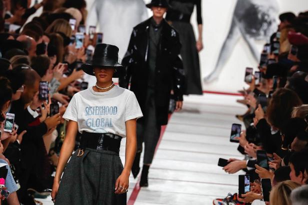 Paris Fashion Week: Eine diskrete Hommage an Lagerfeld
