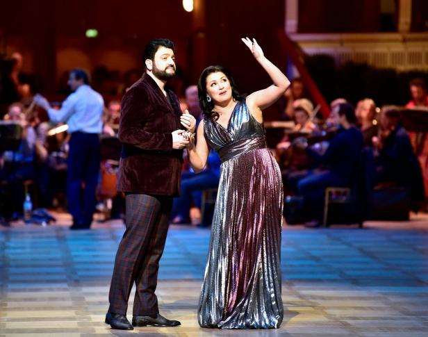 Anna Netrebko eröffnet den Opernball & feiert fünf Jahre Liebe