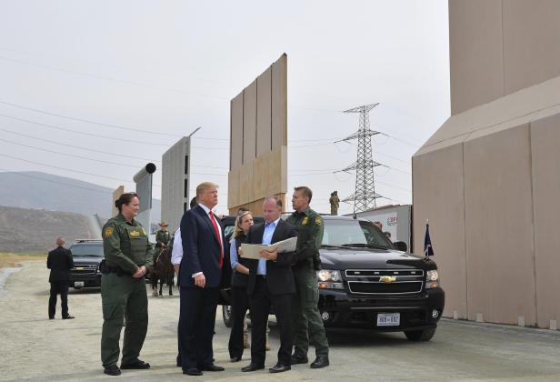 US-Grenzschutz reißt Mauer-Prototypen bei San Diego ab