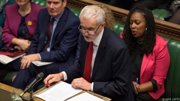 Corbyn hatte am Montag eine Kehrtwende vollzogen Corbyn hatte am Montag eine Kehrtwende vollzogen