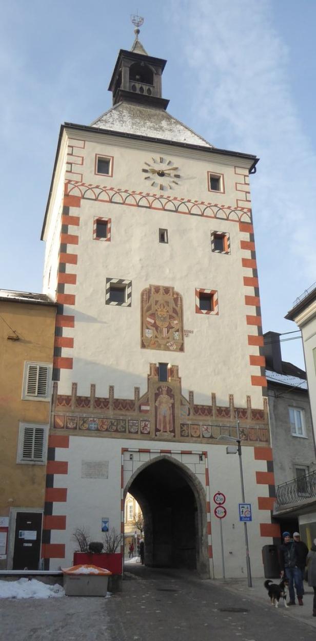 Der Stadtturm mit den 18 burgundischen Wappen.