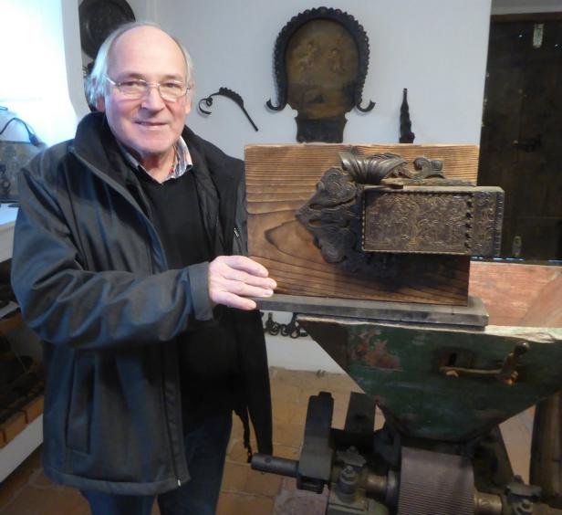 Kilian Müller mit einem alten Türschloss in seinem Schmiedemuseum.