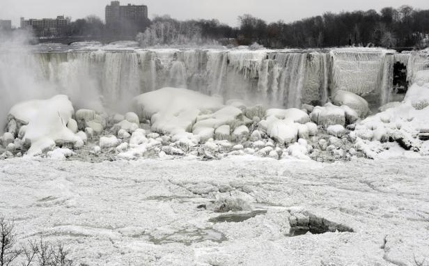 Die Niagarafälle sind im Winter mit Schnee und Eis bedeckt.