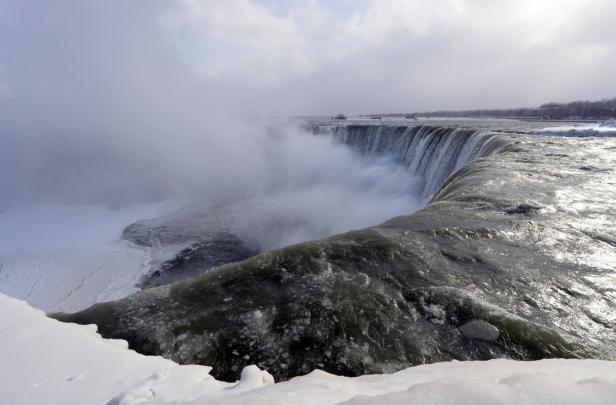 Die Niagara-Fälle teilweise gefroren im Winter mit viel Gischt.