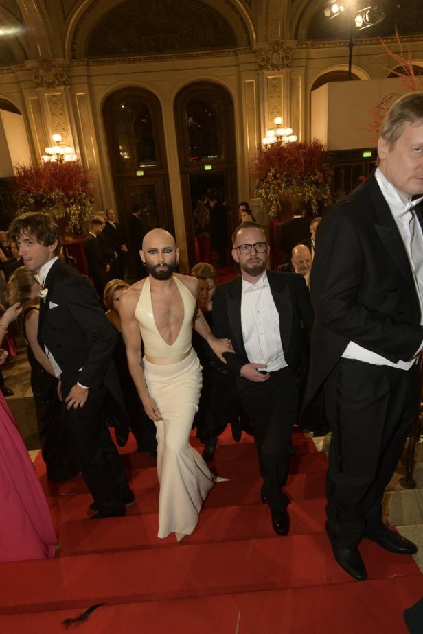 Opernball: Conchita in weißem Kleid und mit Glatze