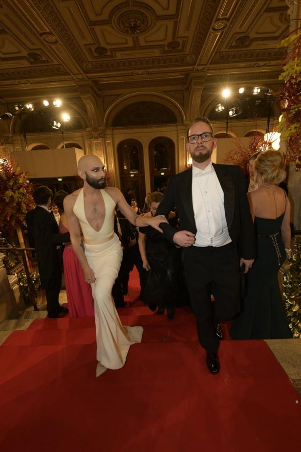 Opernball: Conchita in weißem Kleid und mit Glatze