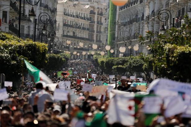 People march to protest against President Abdelaziz Bouteflika's plan to extend his 20-year rule by seeking a fifth term in April elections in Algiers Algerien: Zehntausende protestieren gegen neue Kandidatur Bouteflikas