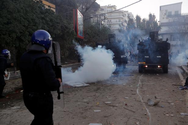Anti-riot police officers are seen during clashes with people protesting against President Abdelaziz Bouteflika's plan to extend his 20-year rule by seeking a fifth term in April elections in Algiers Algerien: Zehntausende protestieren gegen neue Kandidatur Bouteflikas