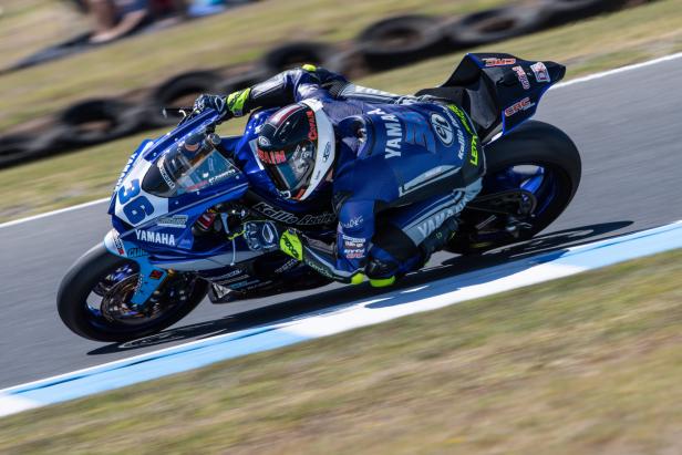 Ein Motorradfahrer auf einer blauen Yamaha mit der Nummer 96 in voller Fahrt auf einer Rennstrecke.