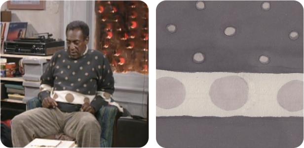 Bill Cosby sitzt in einem Sessel und trägt einen gepunkteten Pullover.