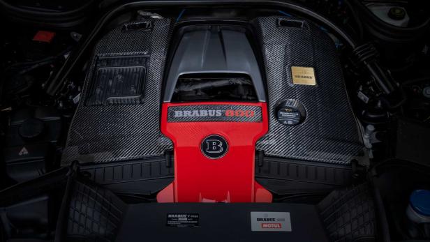 Ein Brabus 800 Motorraum mit Kohlefaser-Akzenten und roten Details.