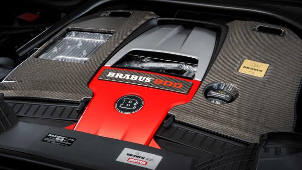 Der Motorraum eines Brabus 800 mit Kohlefaser-Abdeckung und roten Akzenten.