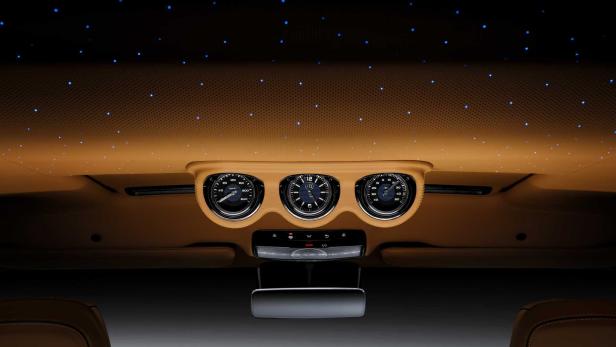 Das Interieur eines Autos mit Sternenhimmel und drei analogen Anzeigen.
