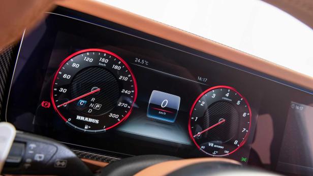 Das digitale Armaturenbrett eines Brabus-Fahrzeugs zeigt 0 km/h und eine Temperatur von 24,5 °C.