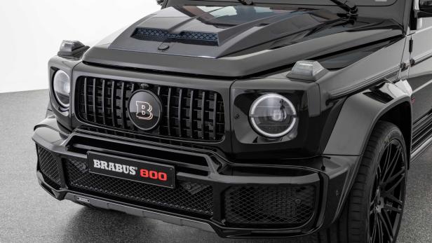 Detailansicht der Frontpartie eines schwarzen Brabus 800 Geländewagens.