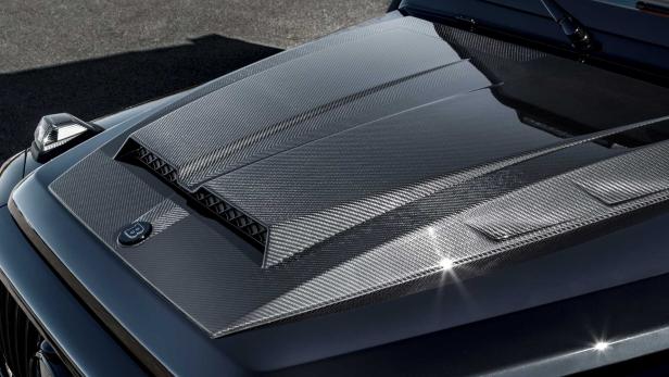 Die Motorhaube eines Brabus-Fahrzeugs mit Carbon-Elementen und Lufteinlässen.