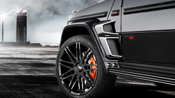 Ein schwarzer Brabus Biturbo 800 steht auf einem Flugfeld vor einem Tower.