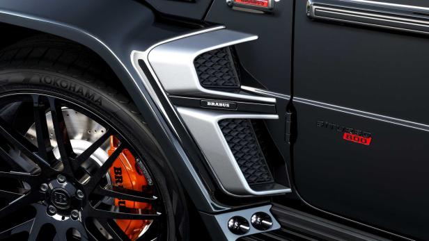 Detailansicht eines schwarzen Brabus Biturbo 800 mit silbernen Akzenten und orangefarbenen Bremssätteln.
