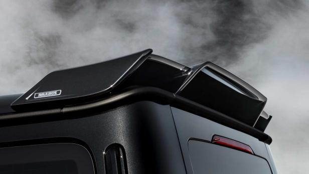 Detailansicht des Brabus-Dachspoilers eines schwarzen Geländewagens.
