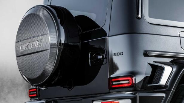 Die Rückansicht eines schwarzen Brabus 800 Geländewagens.