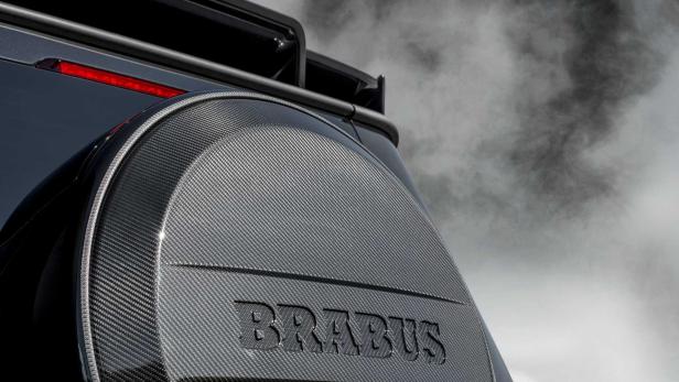 Detailansicht der Kohlefaser-Reserveradabdeckung eines Brabus-Fahrzeugs.
