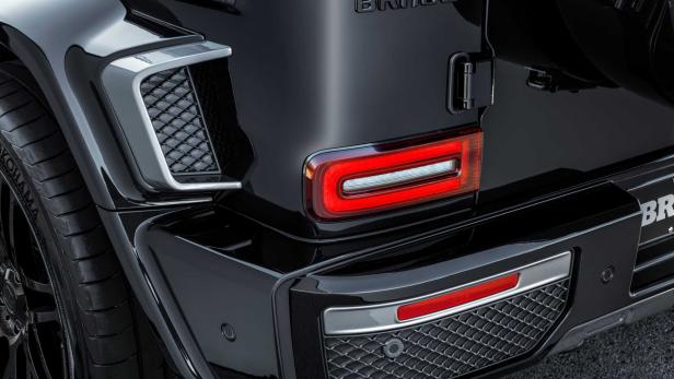 Detailansicht des Hecks eines schwarzen Brabus-Fahrzeugs mit Rückleuchte und Kühlergrill.