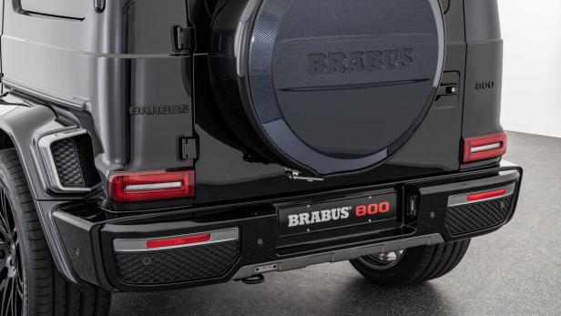 Die Rückansicht eines schwarzen Brabus 800 Geländewagens.