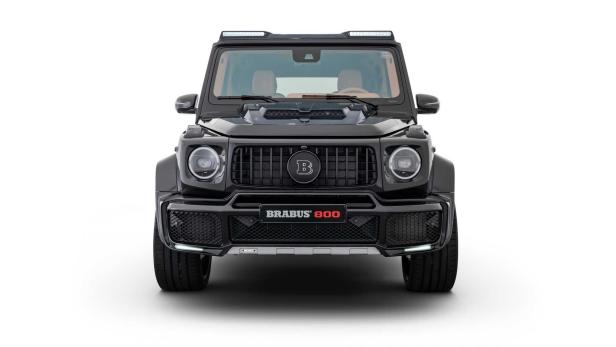 Ein schwarzer Brabus 800 Geländewagen von vorne.