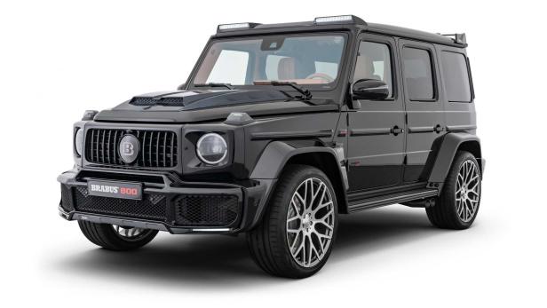 Ein schwarzer Brabus 800 Geländewagen, aufgenommen im Studio.