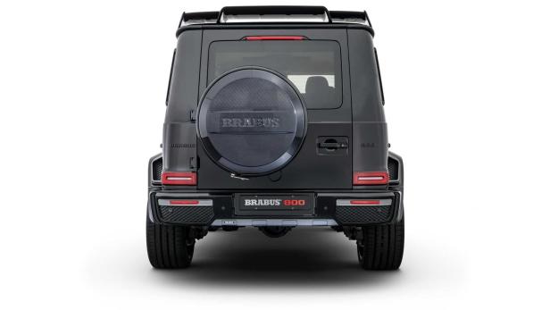 Die Rückansicht eines schwarzen Brabus 800 Geländewagens.