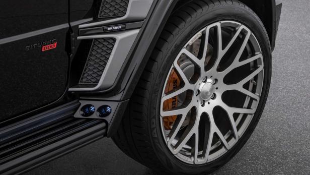 Detailansicht eines Brabus Biturbo 800 mit markanten Felgen und Bremssätteln.