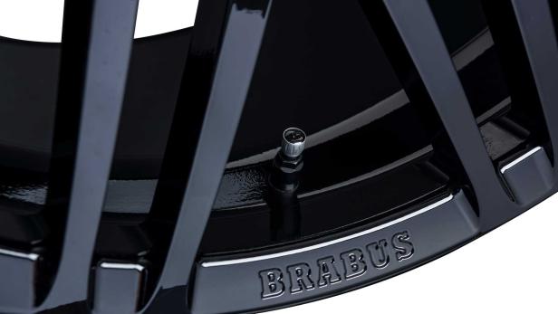 Detailaufnahme einer schwarzen Brabus-Felge mit Reifenventil.