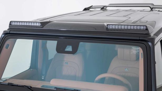 Detailansicht des Innenraums und des Daches eines schwarzen Geländewagens mit LED-Leuchten.