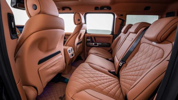 Der Innenraum eines Autos ist mit braunem Leder ausgekleidet.
