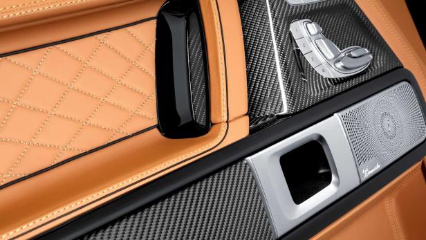 Detailansicht der Türverkleidung eines Autos mit Leder, Carbon und Bedienelementen.