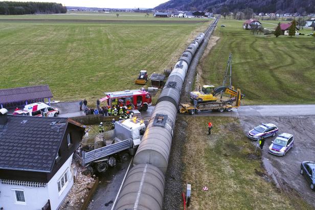 Ein Lastwagen ist in ein Haus gefahren, während ein Zug mit Kesselwagen entgleist ist.