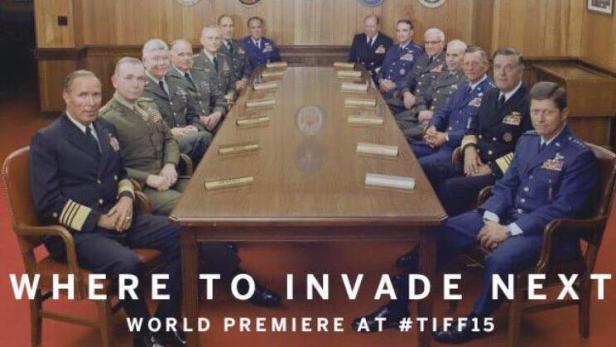 Toronto International Film Festival Eine Gruppe von Militärangehörigen sitzt an einem langen Tisch für den Film „Where to Invade Next“.