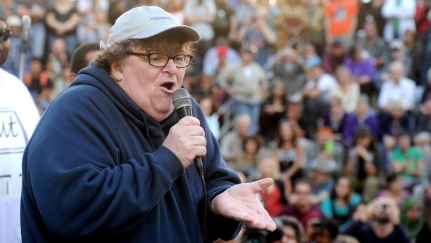 Foto:Noah Berger/AP/dapd Michael Moore spricht bei einer Kundgebung vor einer Menschenmenge.