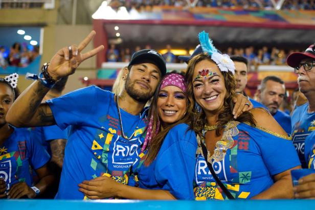 Neymar und zwei Frauen posieren während des Karnevals in Rio de Janeiro für ein Foto.