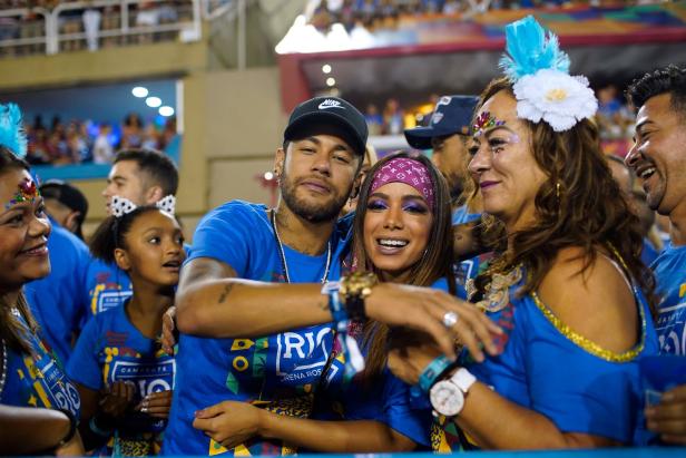 Neymar und Anitta feiern mit anderen Menschen Karneval in Rio de Janeiro.