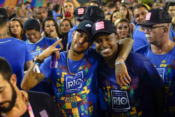 Neymar und ein Freund umarmen sich auf einer Karnevalsfeier in Rio.
