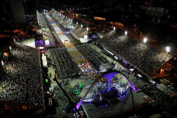 Luftaufnahme des Sambódromo da Marquês de Sapucaí während des Karnevals in Rio de Janeiro.